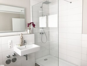 Deluxe-Doppelzimmer | Badezimmer | Dusche, Regendusche, Haartrockner, Handtücher