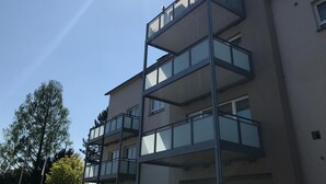 A multi-story building with a modern architectural design, featuring balconies and large windows. - TH39 Trend Hotel (Bad Vilbel)