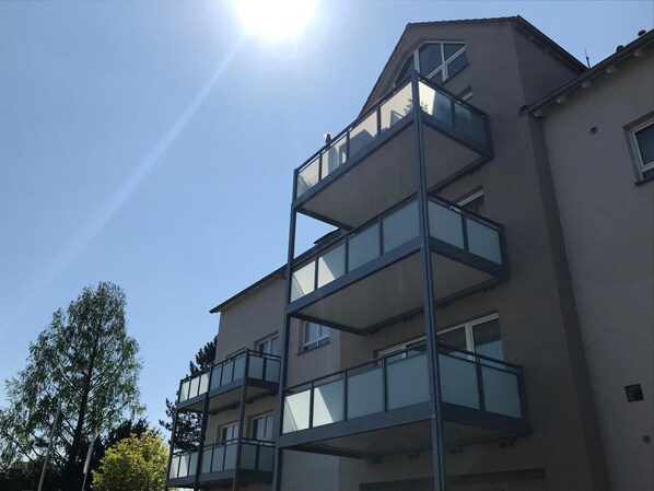 A multi-story building with a modern architectural design, featuring balconies and large windows. - TH39 Trend Hotel (Bad Vilbel)