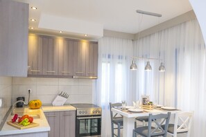 Réfrigérateur, four à micro-ondes, un four, surface de cuisson