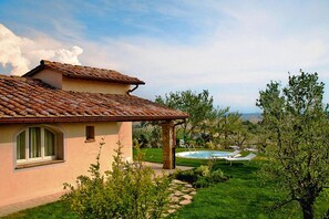 Holiday Home Exterior [summer] - Apartment in Tuscany with Pool & Golf Access (Gambassi Terme)