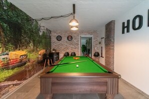 Industrial Style Apartment | Zona de estar | Smart TV de 40 pulgadas con canales digitales, una televisión