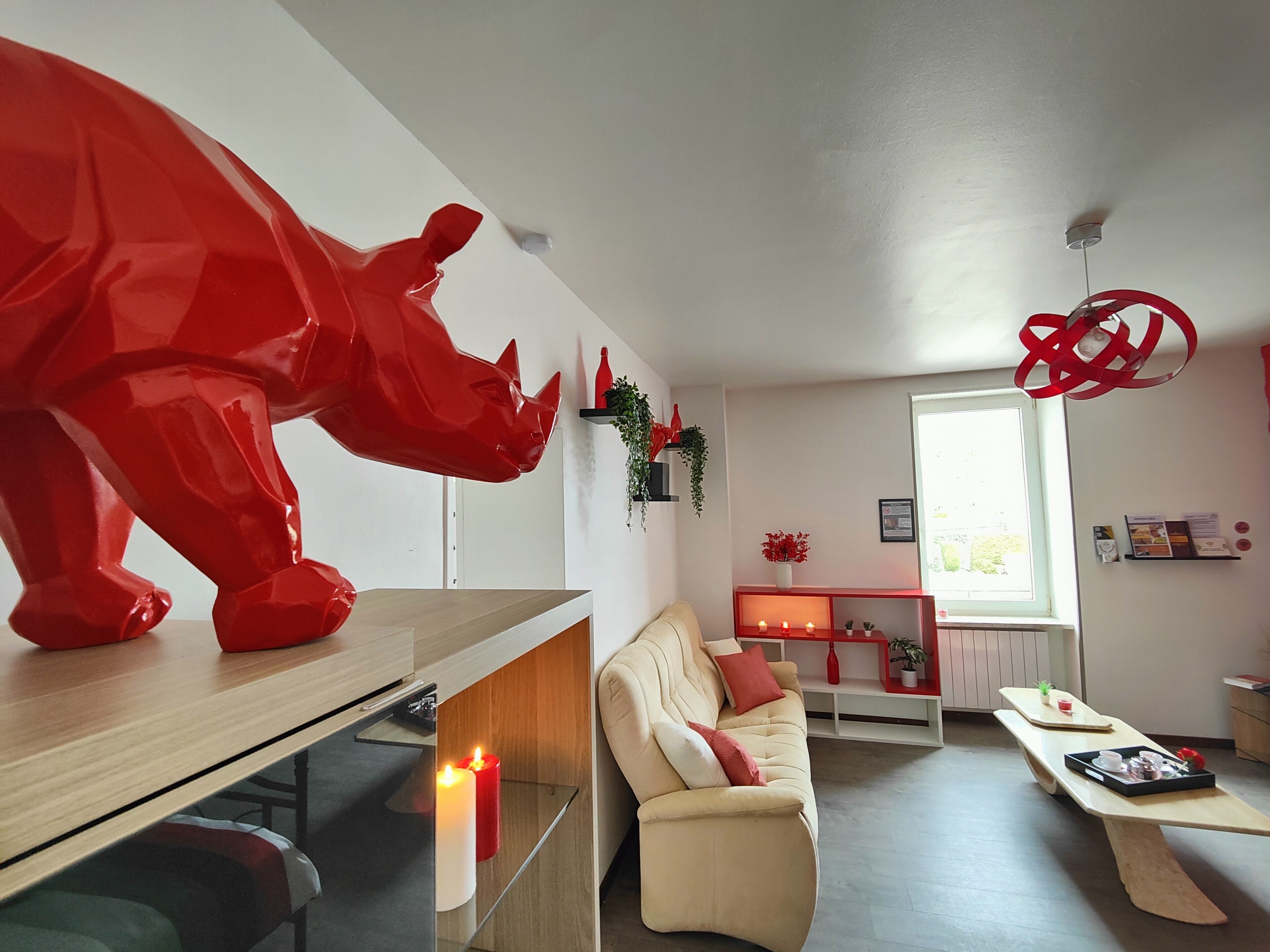 Glamour Red Apartment | 起居区 | 40-英寸智能电视 （配备数码频道）、电视