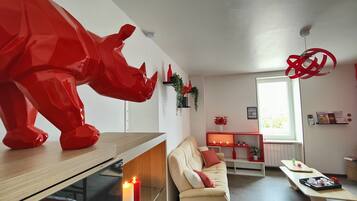 Glamour Red Apartment | Vardagsrum | 40-tums smart-tv med digitalkanaler och tv