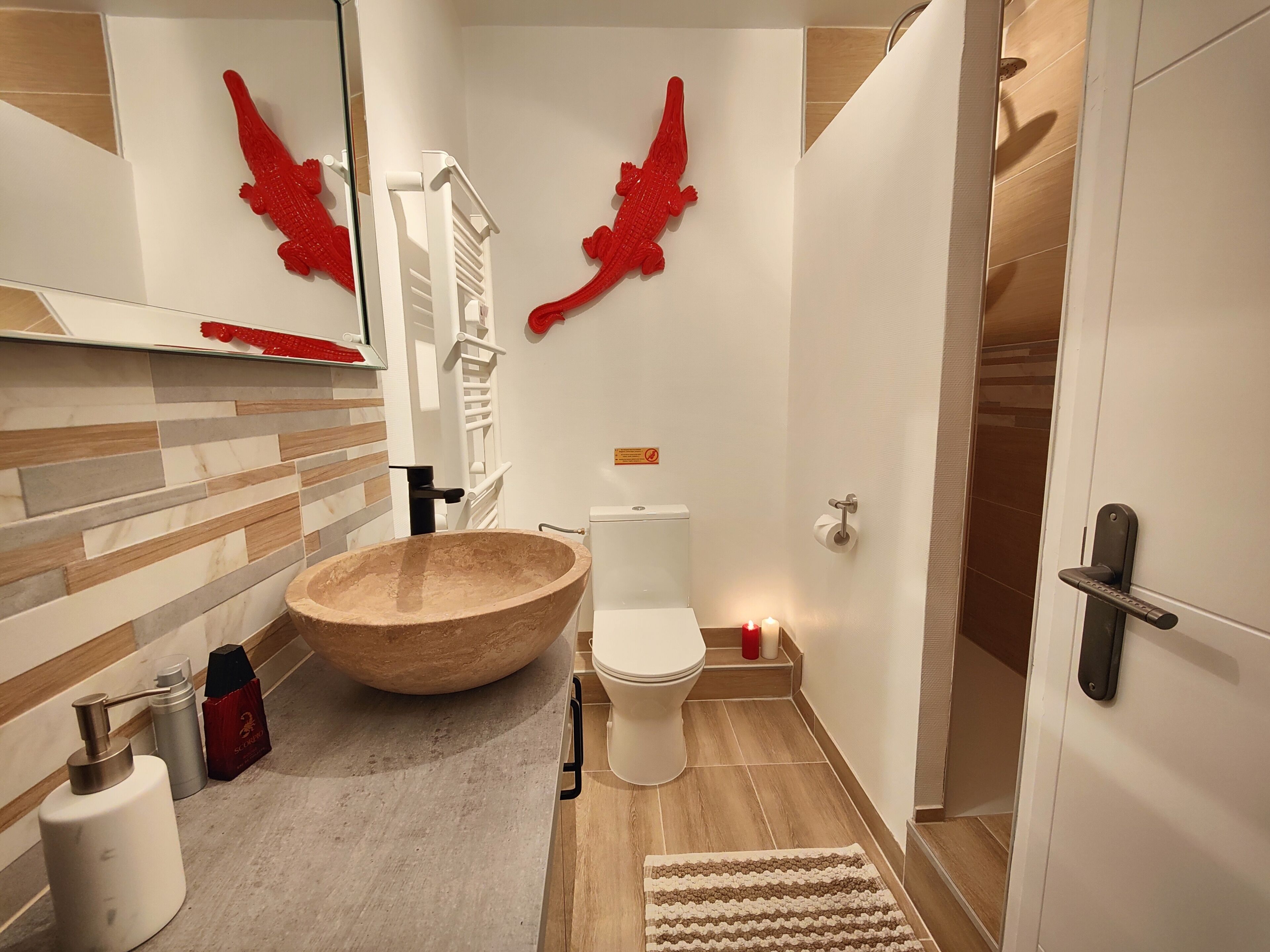 Glamour Red Apartment | Baño | Artículos de higiene personal gratuitos, toallas, jabón y champú