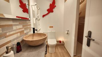 Glamour Red Apartment | Baño | Artículos de higiene personal gratuitos, toallas, jabón y champú