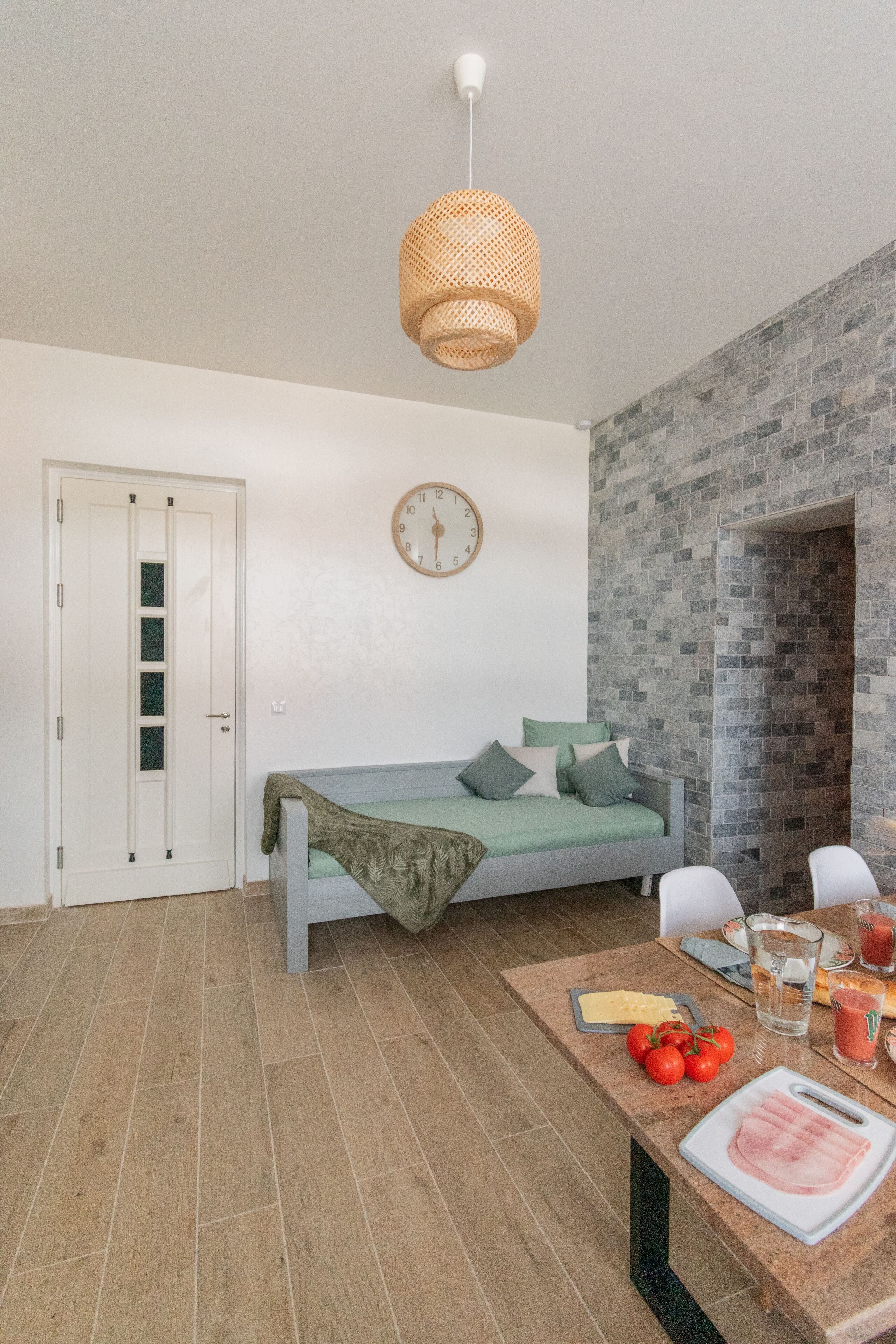 Cozy Scandinavian Apartment | Wohnbereich | 40-Zoll-Smart-TV mit Digitalempfang, Fernseher