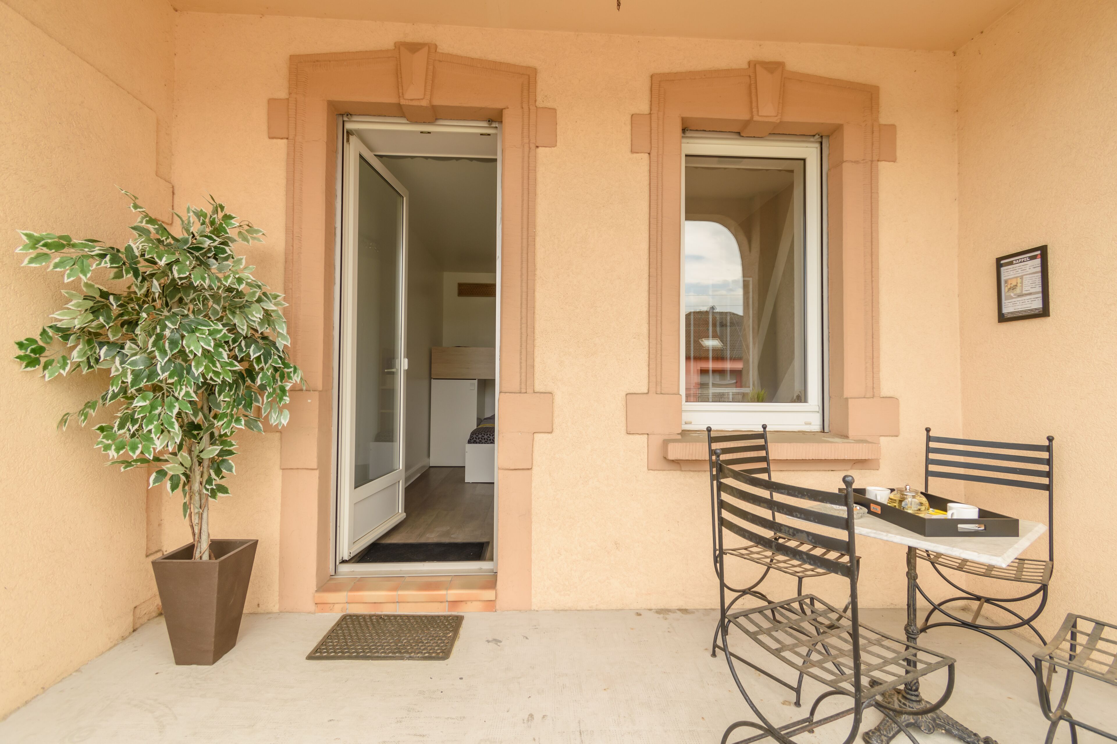 Contemporary Chic Apartment | Wohnbereich | 40-Zoll-Smart-TV mit Digitalempfang, Fernseher