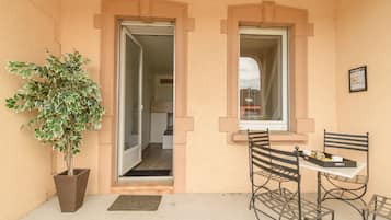 Contemporary Chic Apartment | Wohnbereich | 40-Zoll-Smart-TV mit Digitalempfang, Fernseher