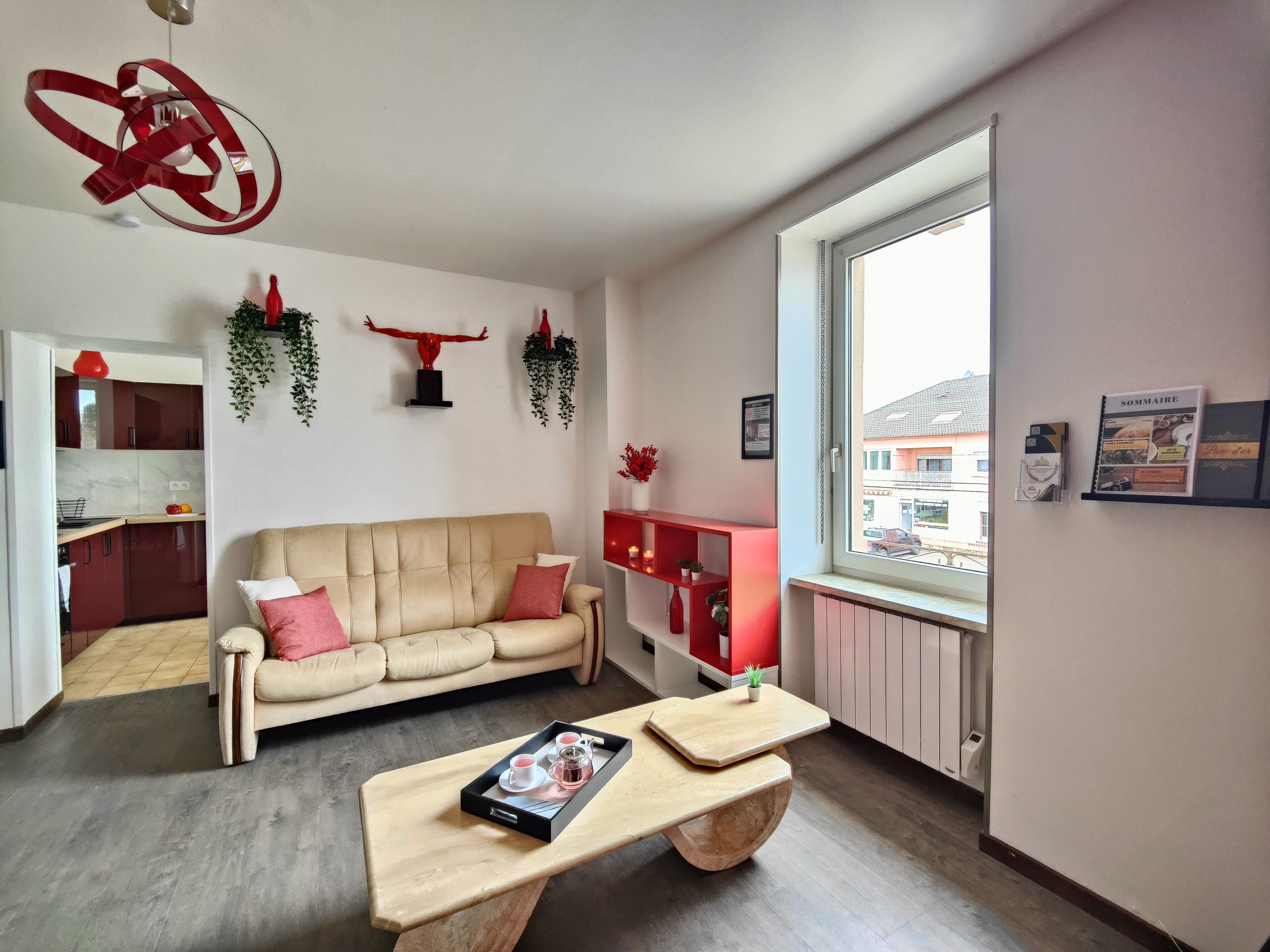 Ein modernes Wohnzimmer mit Sofa, Couchtisch und Blick ins Freie.