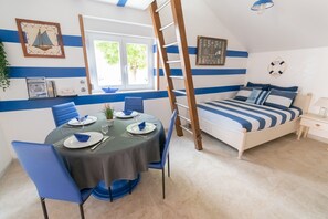 Blue Marine Apartment | Zona de estar | Smart TV de 40 pulgadas con canales digitales, una televisión