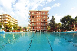 Outdoor pool - Residence Perla Marina, Pietra Ligure (Pietra Ligure)
