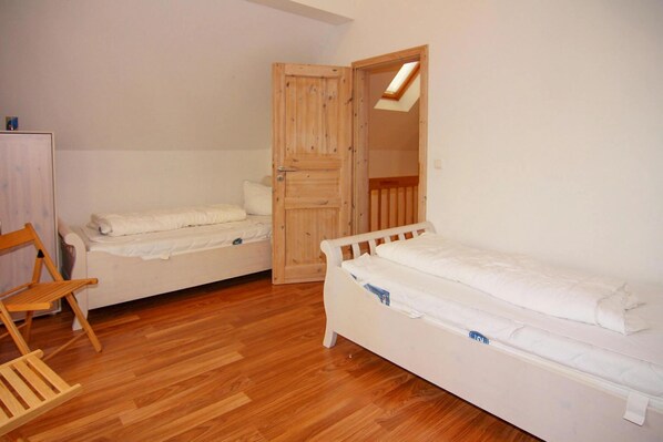 2 slaapkamers, reisbedje