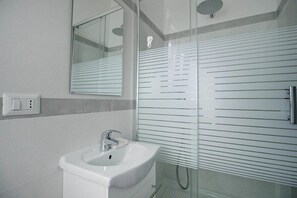 Shower, bidet - Apartment in Ladispoli near Tyrrhenian Sea (Ladispoli)