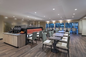 Free daily buffet breakfast - TownePlace Suites by Marriott Naples (Naples)