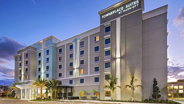 Monikerroksinen hotelli, jonka kyltissä lukee: ”TownePlace Suites by Marriott”.