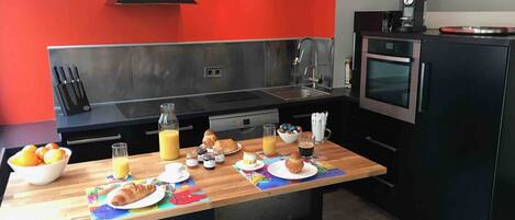 Refrigerador, microondas, horno y parrilla de estufa