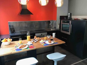 Réfrigérateur, micro-ondes, four, plaque de cuisson