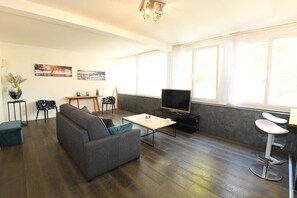 Télévision, livres, chaîne hi-fi