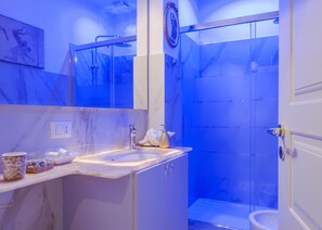 Kolmen hengen deluxe-huone | Kylpyhuone | Suihku, sadesuihkupää, ilmaiset hygieniatuotteet, hiustenkuivaaja