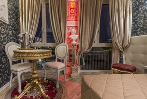 ห้องดีลักซ์ทริปเปิล | ผ้าปูที่นอน Frette จากอิตาลี, เครื่องนอนระดับพรีเมียม, ผ้านวมขนเป็ด