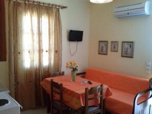 Departamento, 1 habitación, vista al mar | Área de sala de estar | Televisión de pantalla plana 