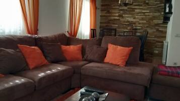 Una televisión, una chimenea