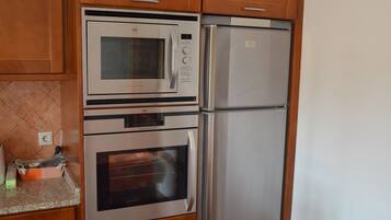 Frigorífico, microondas, horno y placa de cocina