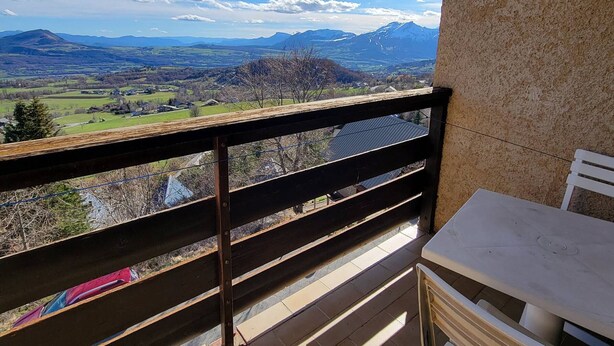 A balcony with a view of a mountainous landscape. - Studio for 2 with south-facing balcony, near station (Saint-Michel-de-Chaillol)