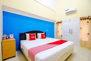Free WiFi, bed sheets - OYO Life 1643 Grand Monica (Depok)