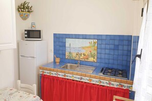 Geladeira, fogão, cooktop, cadeirão de bebê