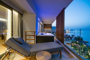 Dazzling Suite Outdoor Hot Tub | Minibar, in-room safe, soundproofing, free cribs/infant beds