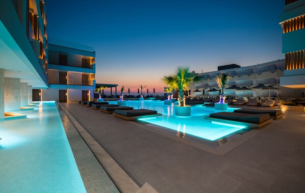 2 outdoor pools, free pool cabanas, pool umbrellas