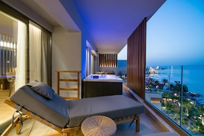 Dazzling Suite Outdoor Hot Tub | 1 bedroom, minibar, in-room safe, soundproofing