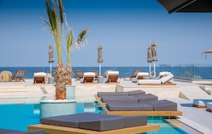 2 outdoor pools, free cabanas, pool umbrellas