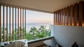 Dazzling Blue Sea View Outdoor Hot Tub | 1 kamar tidur, minibar, brankas, dan kedap suara