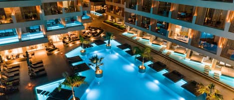 2 piscinas al aire libre, camas de piscina gratis, sombrillas