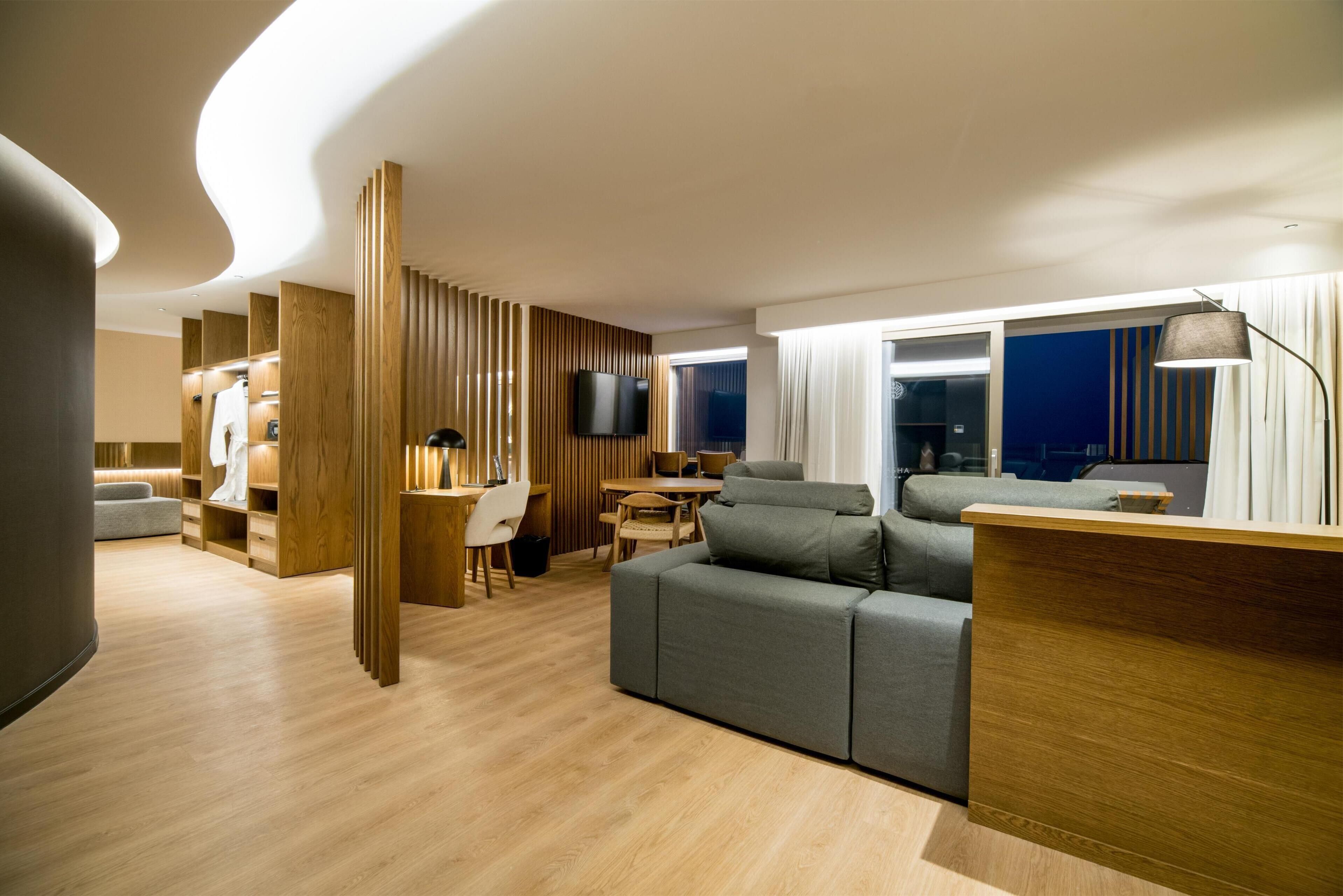 dazzling suite outdoor hot tub | 1 bedroom, minibar, in-room safe, soundproofing