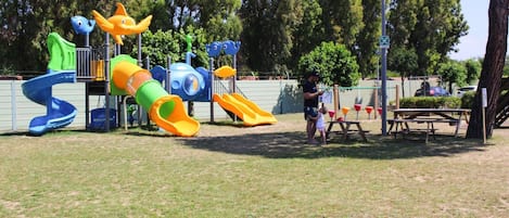 Un parque infantil con toboganes y estructuras para escalar.
