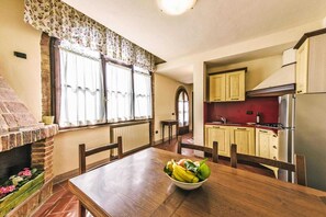 Een koelkast, een oven, een kookplaat, een koffiezetapparaat/waterkoker