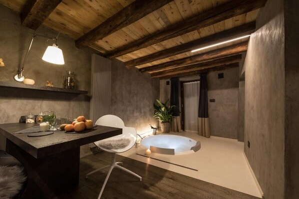 Badewanne und Dusche (separat), Komfortbadewanne, Regendusche