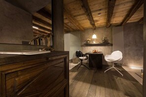 Suite luna di miele, 1 camera da letto, idromassaggio | Area soggiorno | TV a schermo piatto 60 cm con canali digitali, TV