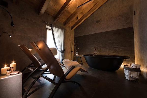 Suite Luxe, bain à remous (Duplex) | Baignoire relaxante profonde