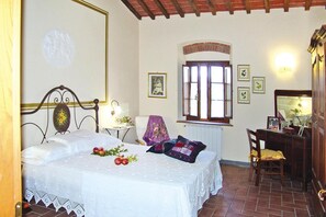 2 bedrooms, travel cot, free WiFi