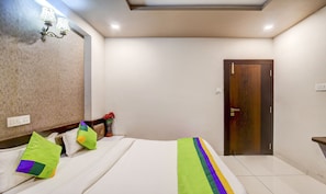 Habitación Deluxe | Tabla de planchar con plancha, wifi gratis y ropa de cama
