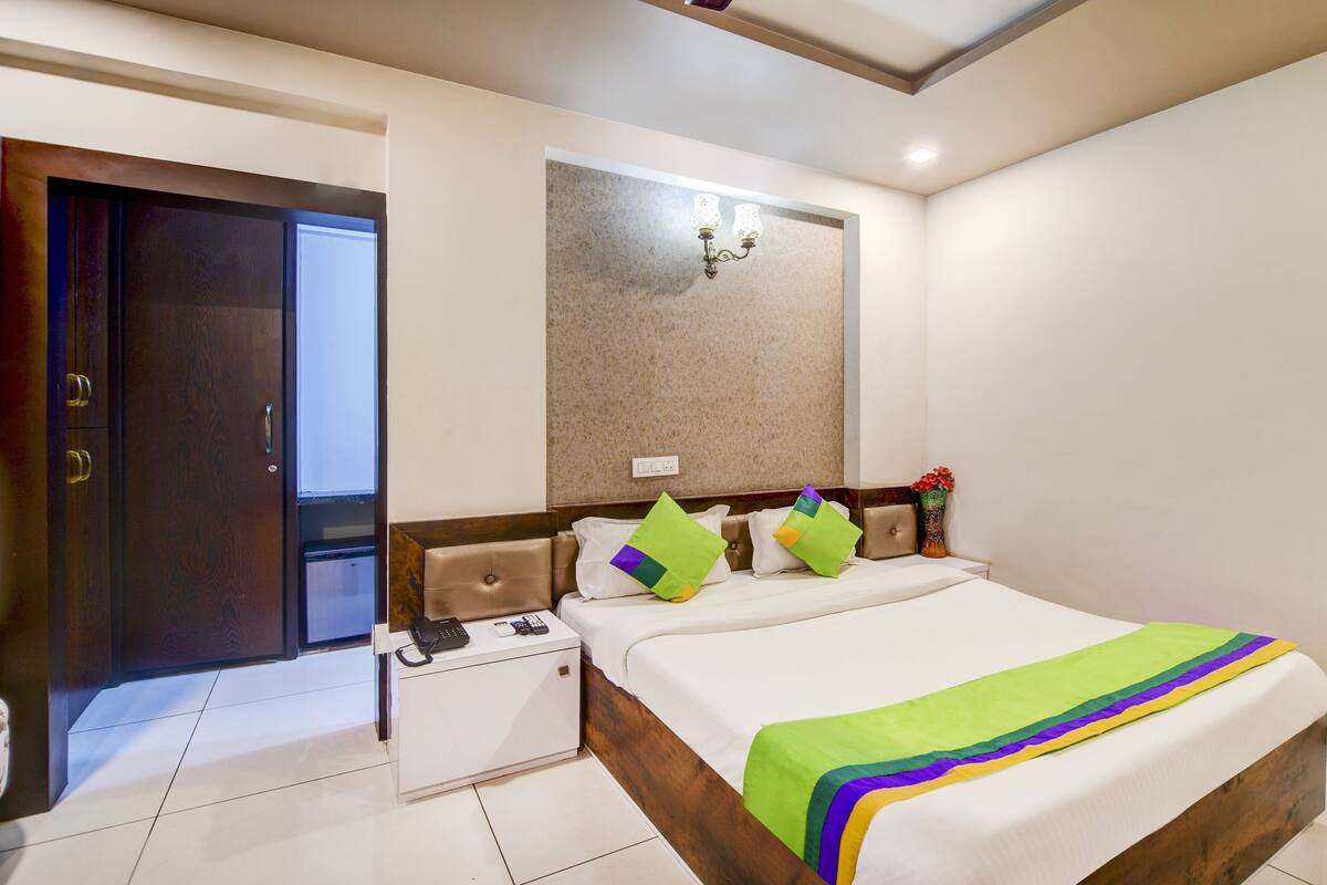 Iron/ironing board, free WiFi, bed sheets
