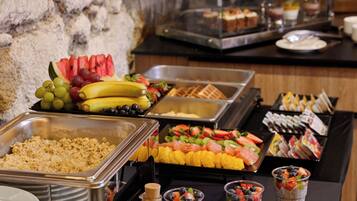 Daily continental breakfast (PLN 85 per person)