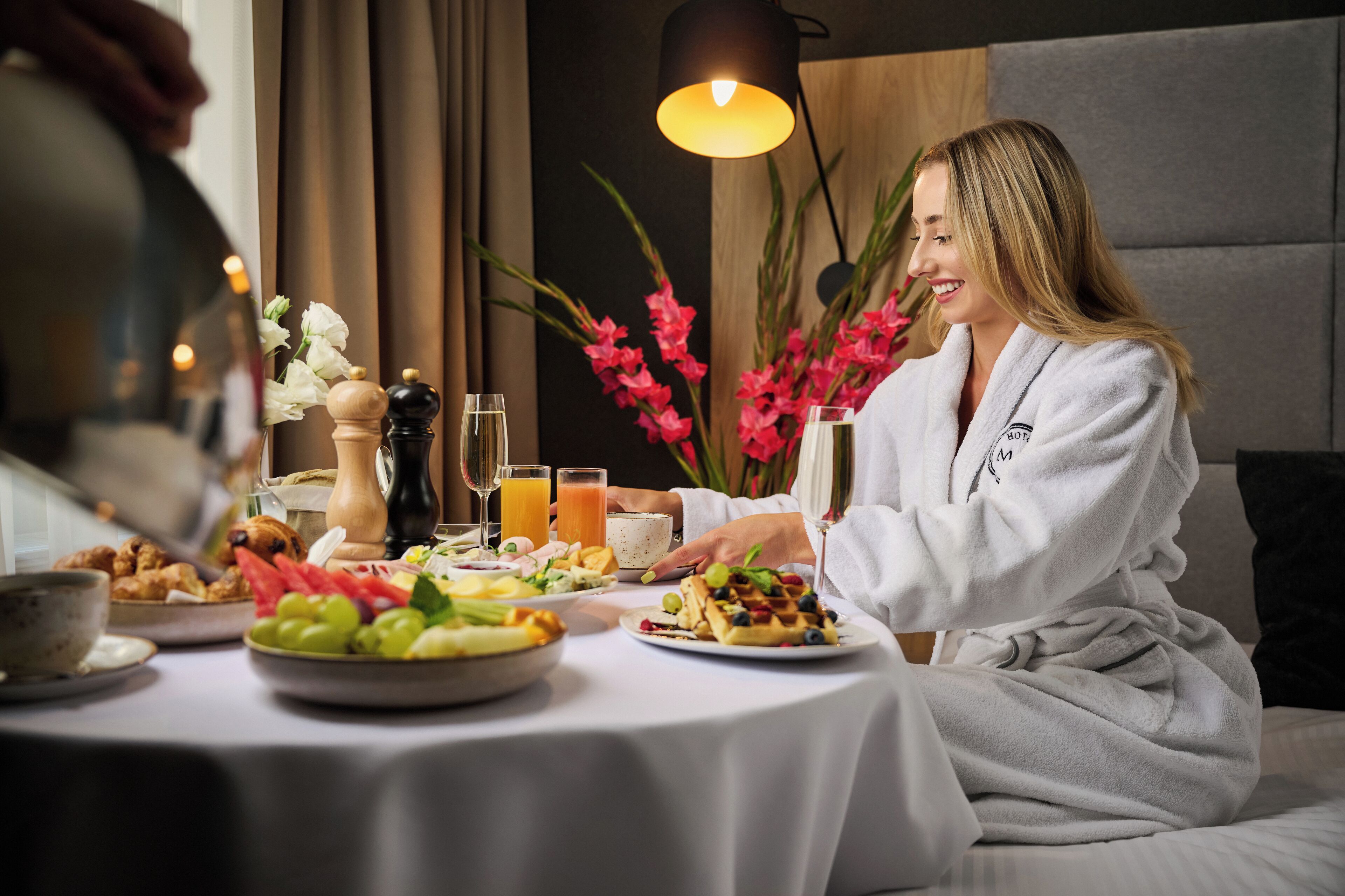 daily continental breakfast (pln 85 per person)