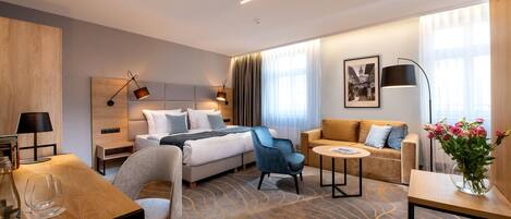 Rom – deluxe | Minibar, safe på rommet, skrivebord og skrivebord for bærbar PC