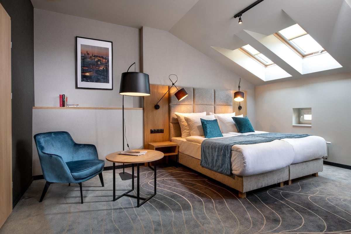 Standardzimmer | Minibar, Zimmersafe, Schreibtisch, laptopgeeigneter Arbeitsplatz